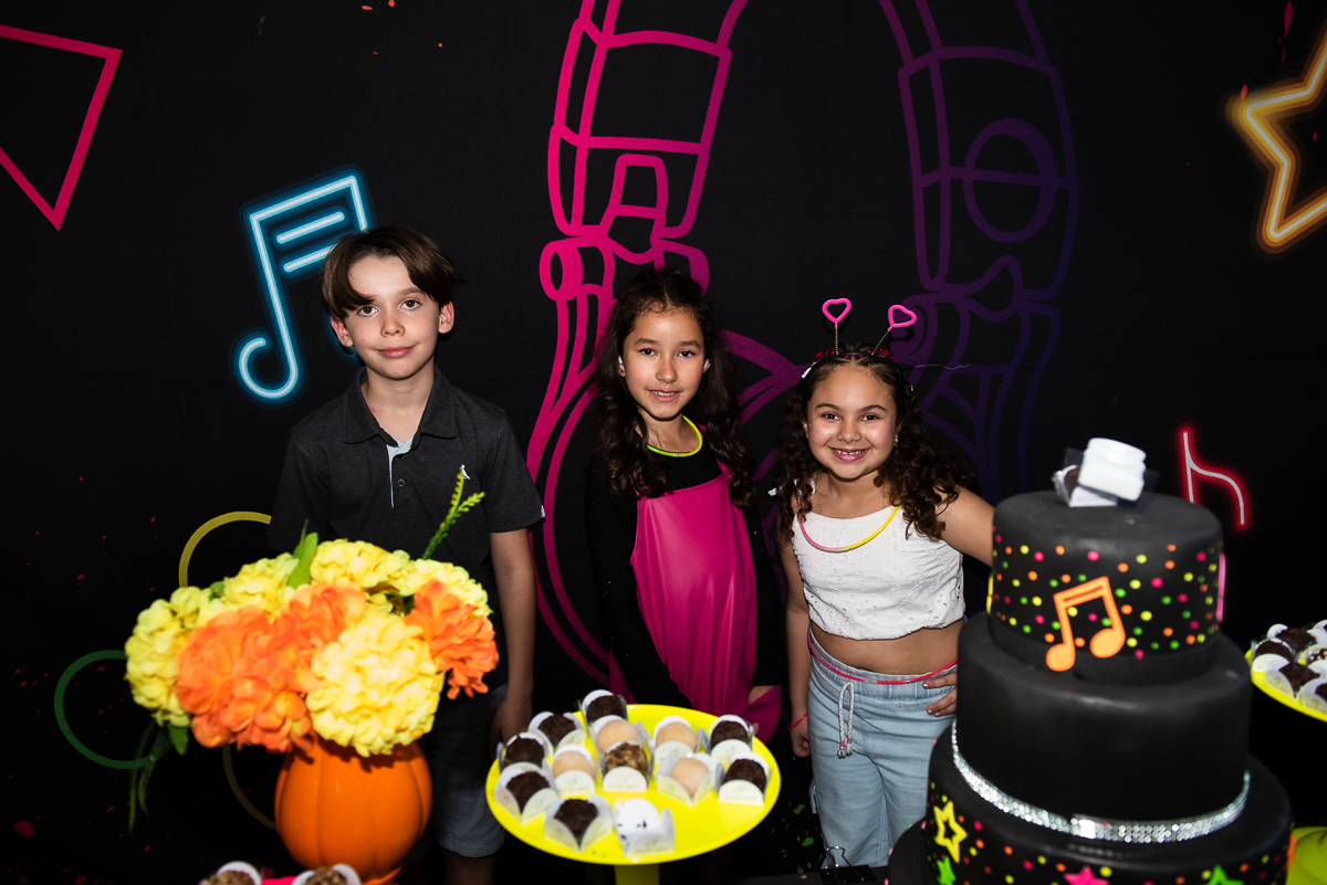 amiguinhos curtindo a hora do parabéns