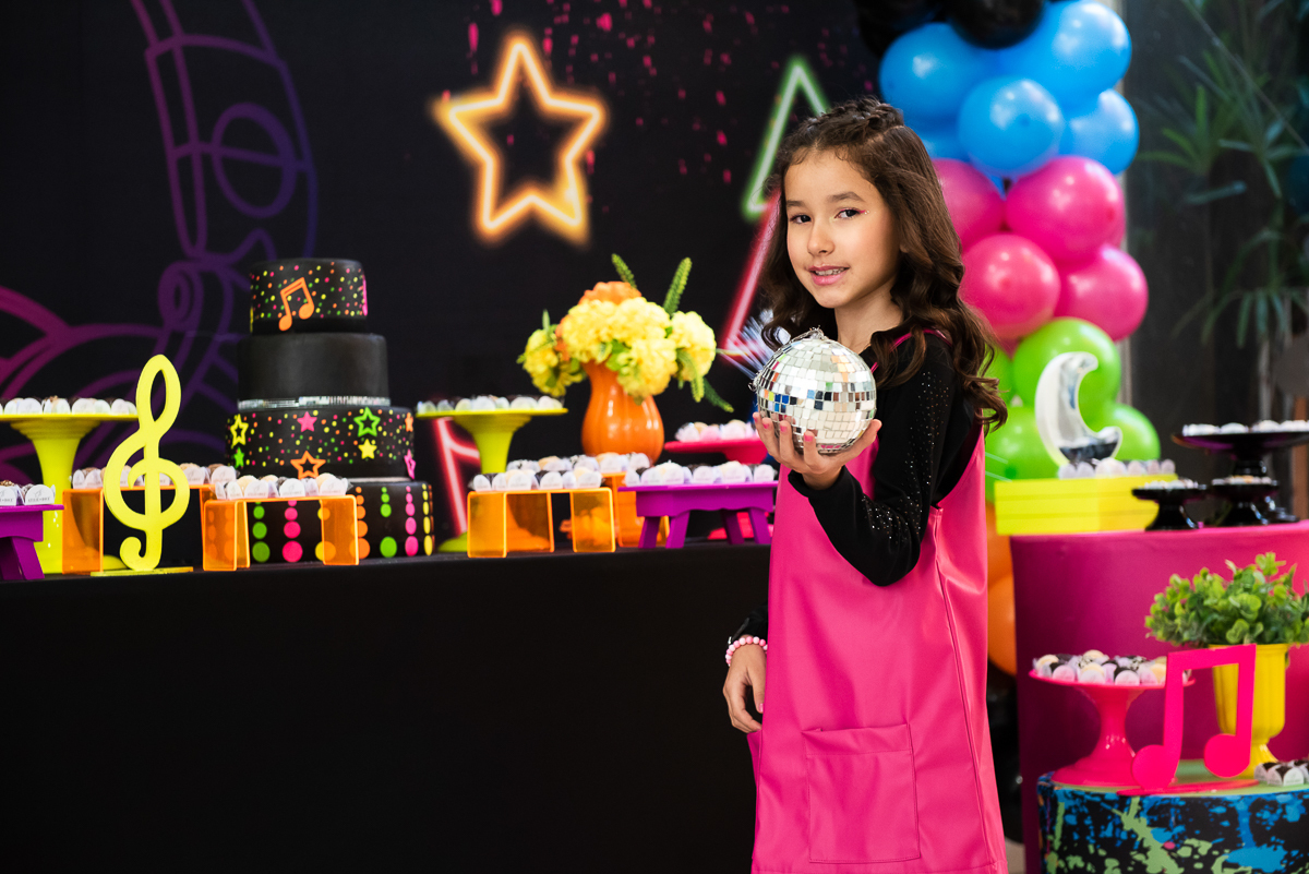 criança segurando o globo de prata