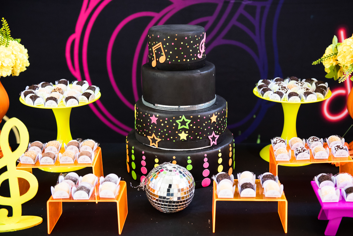 bolo de parabéns - tema neon balada