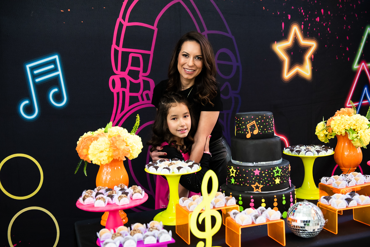 a mamãe adora abraçar a filha