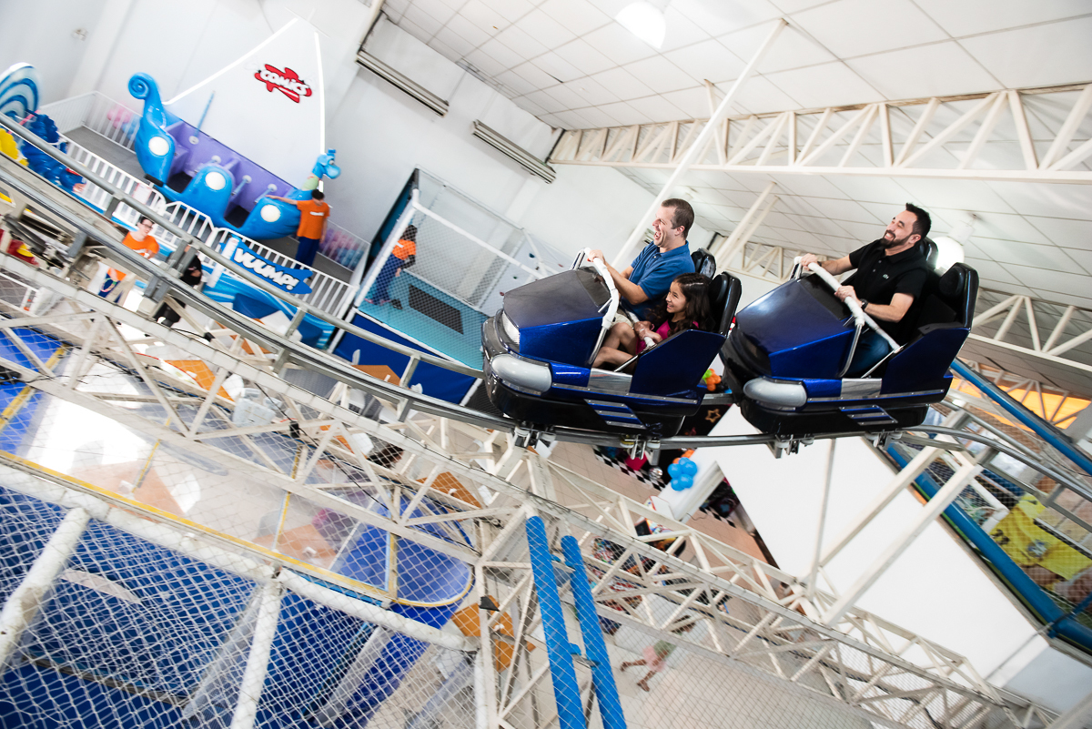 turminha animada curtindo a montanha russa do buffet comics