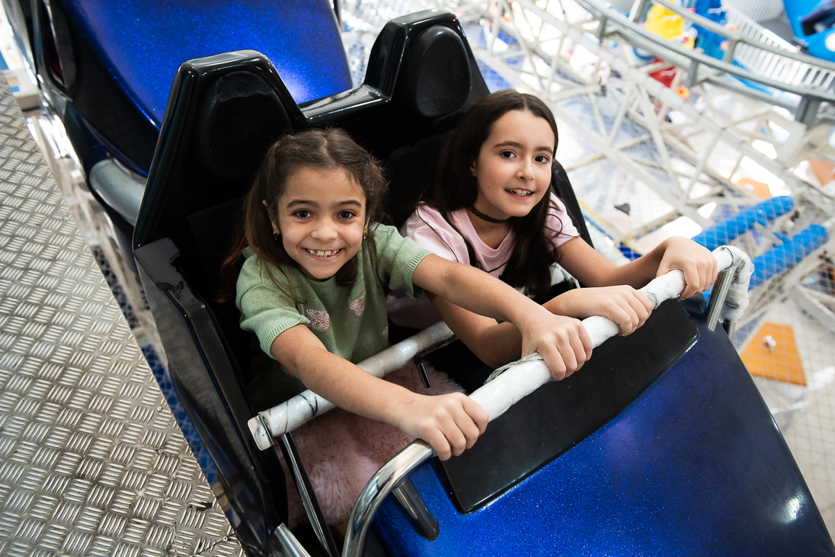duas amiguinhas curtindo a montanha russa