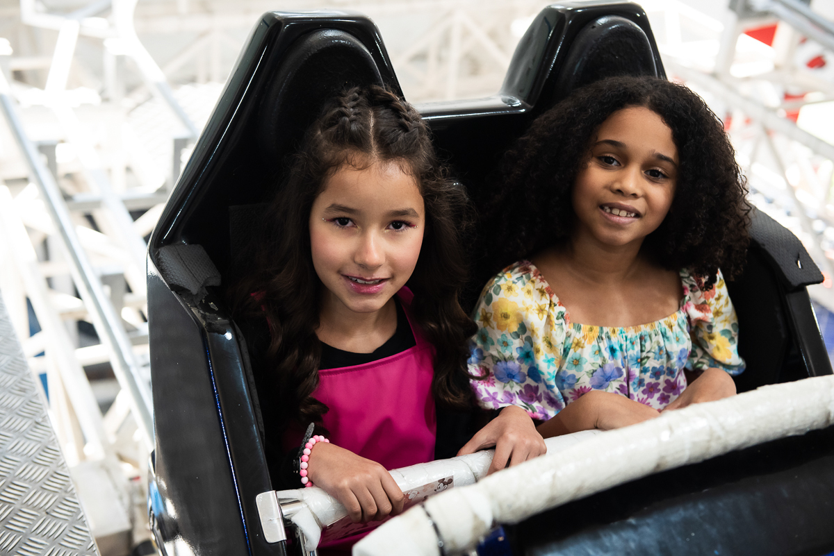 a aniversariante e sua amiguinha também curtiram a montanha russa do buffet comics