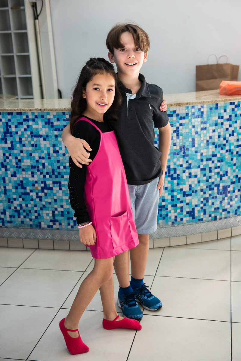 recebendo o amiguinho que acabou de chegar na festa