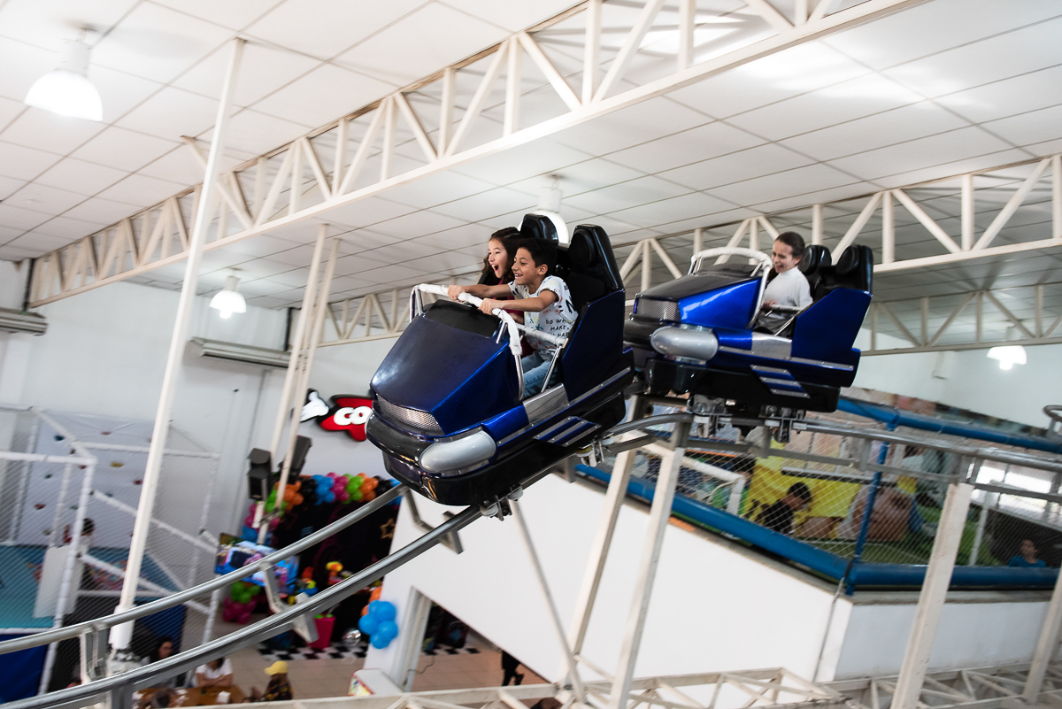 adrenalina a mil na descida da montanha russa