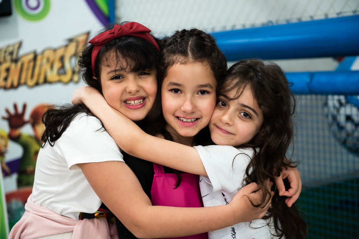 abraço entre três amiguinhas