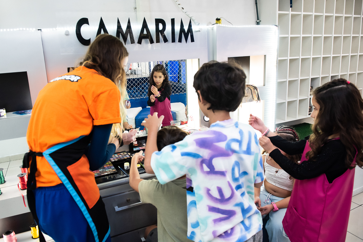 crianças curtindo a transformação no camarim