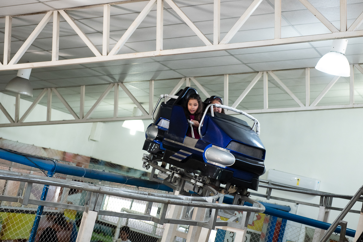 e o pessoal continua curtindo a montanha russa