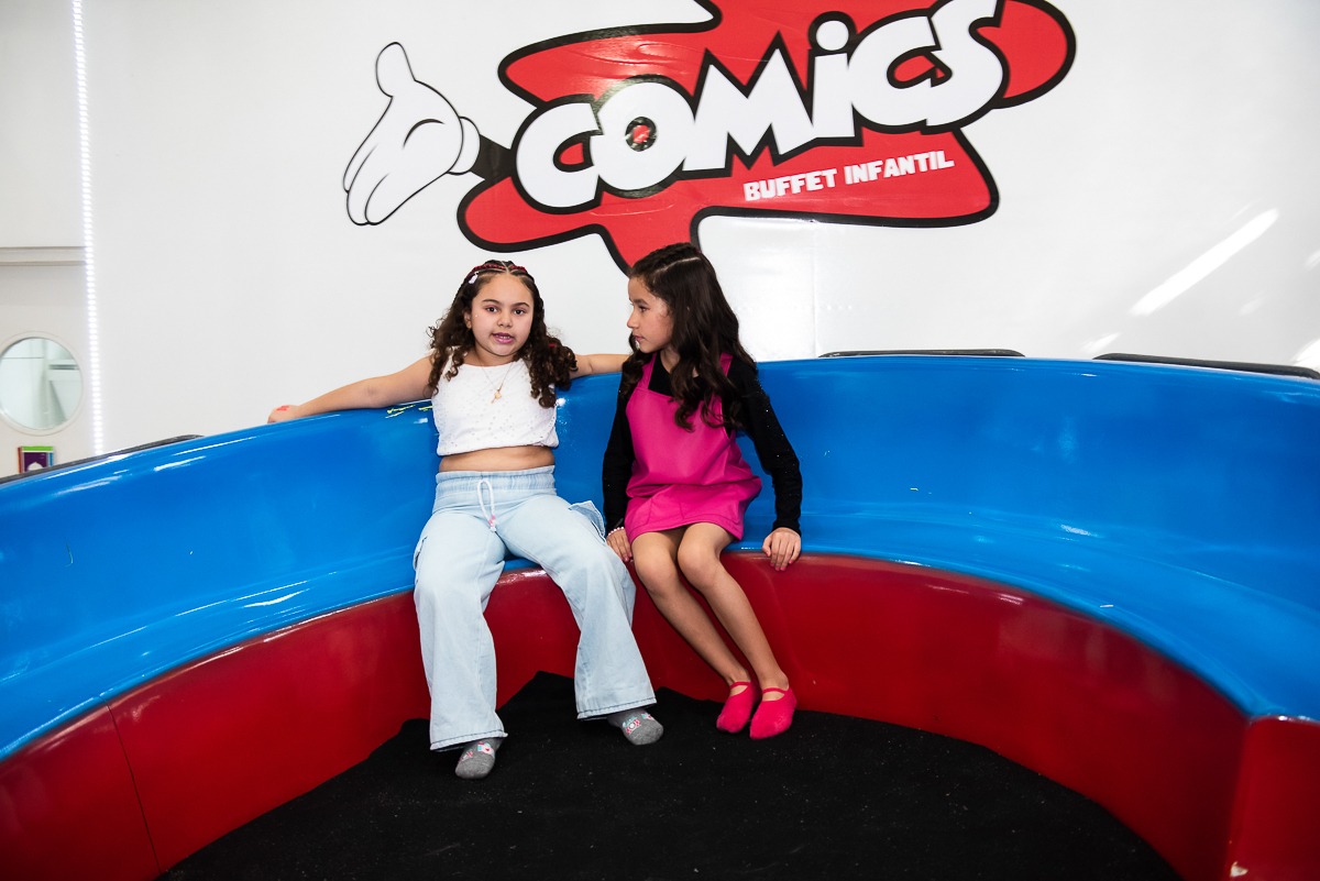duas meninas se divertindo no lá bamba do buffet comics