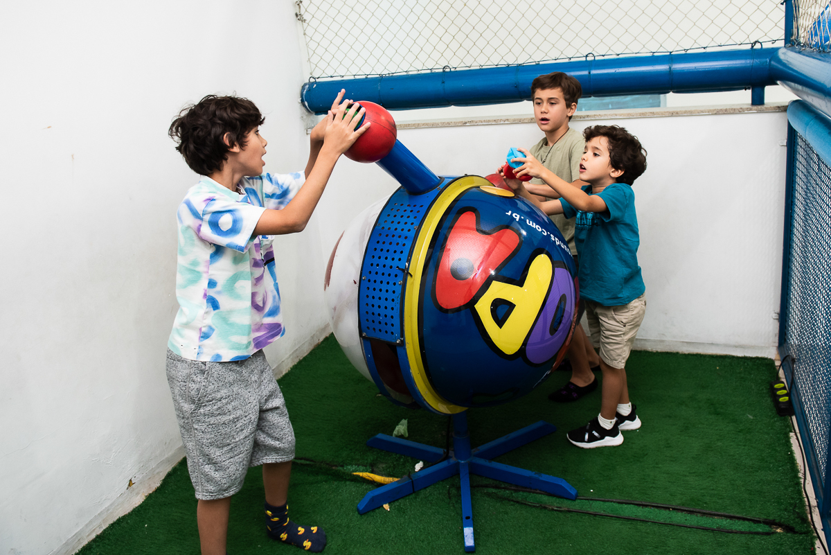 os meninos curtindo o brinquedo que solta bolas