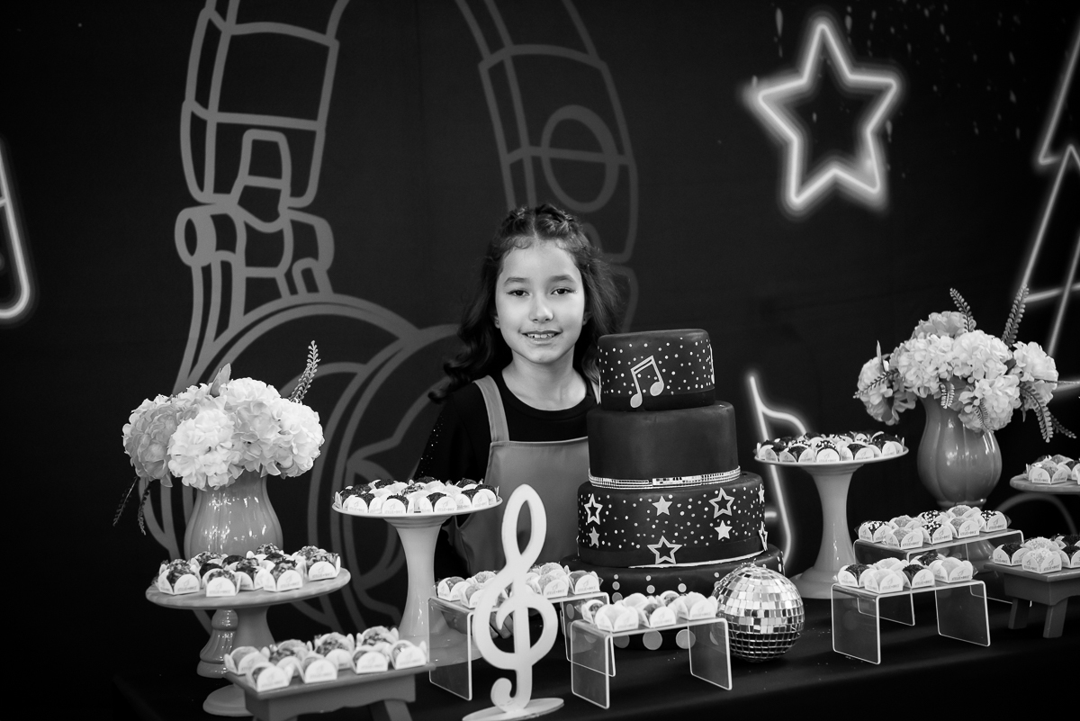 aniversariante na mesa de parabéns foto em preto e branco