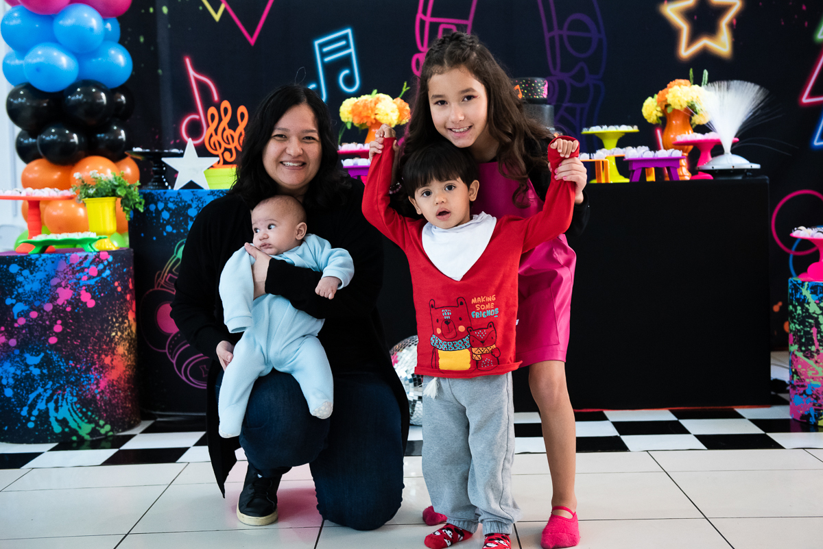 aniversariante tirando foto com a tia e os priminhos