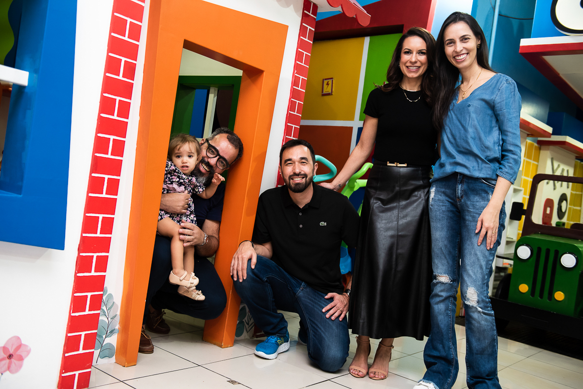 os adultos também curtem os brinquedos do buffet comics