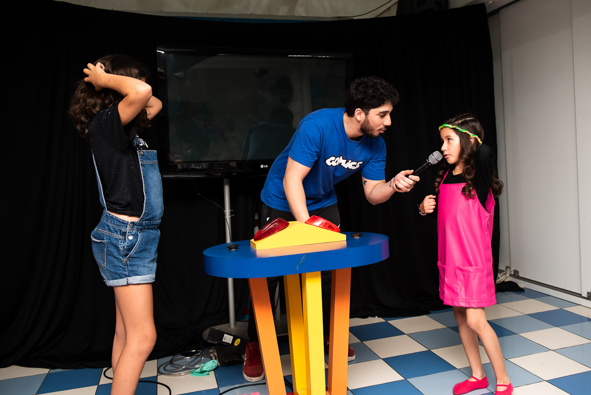 crianças brincando no quem aperta o botão primeiro