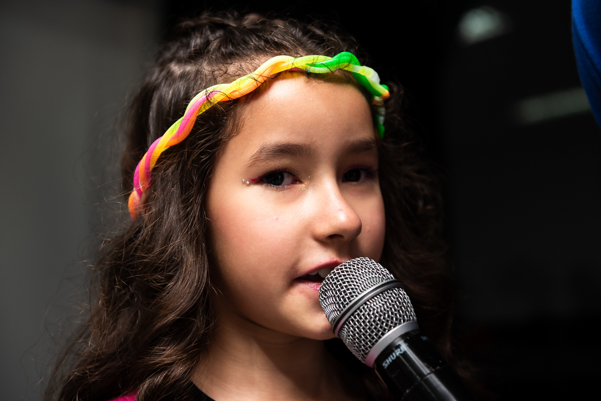 menina falando no microfone