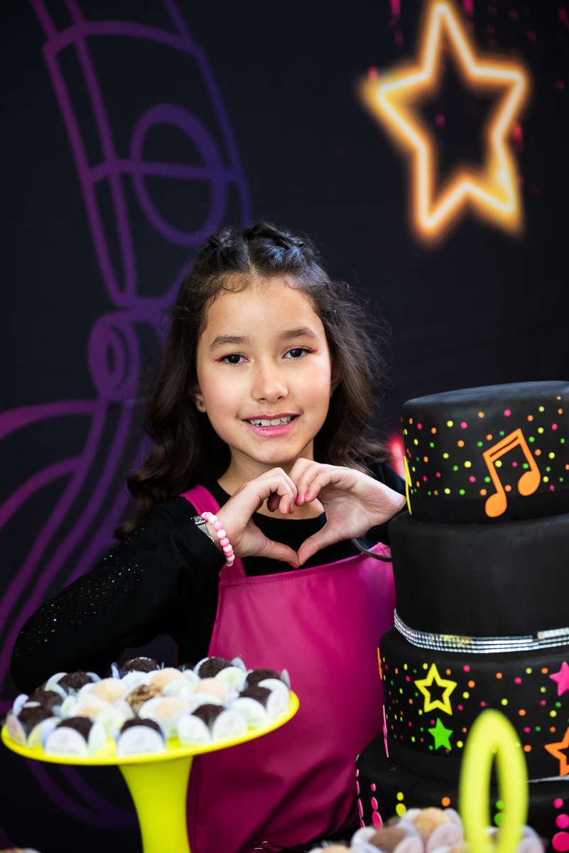 aniversariante fazendo coraçãozinho