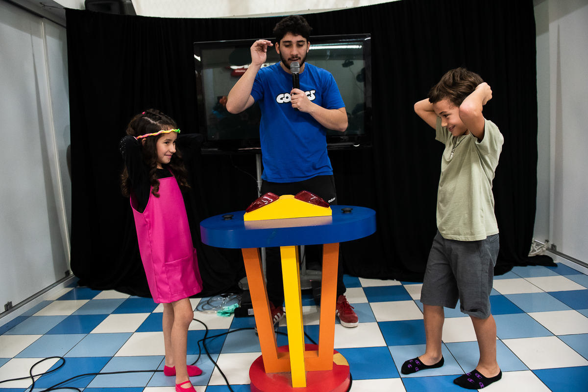 quem será que vai ganhar a disputa e apertar primeiro o botão vermelho