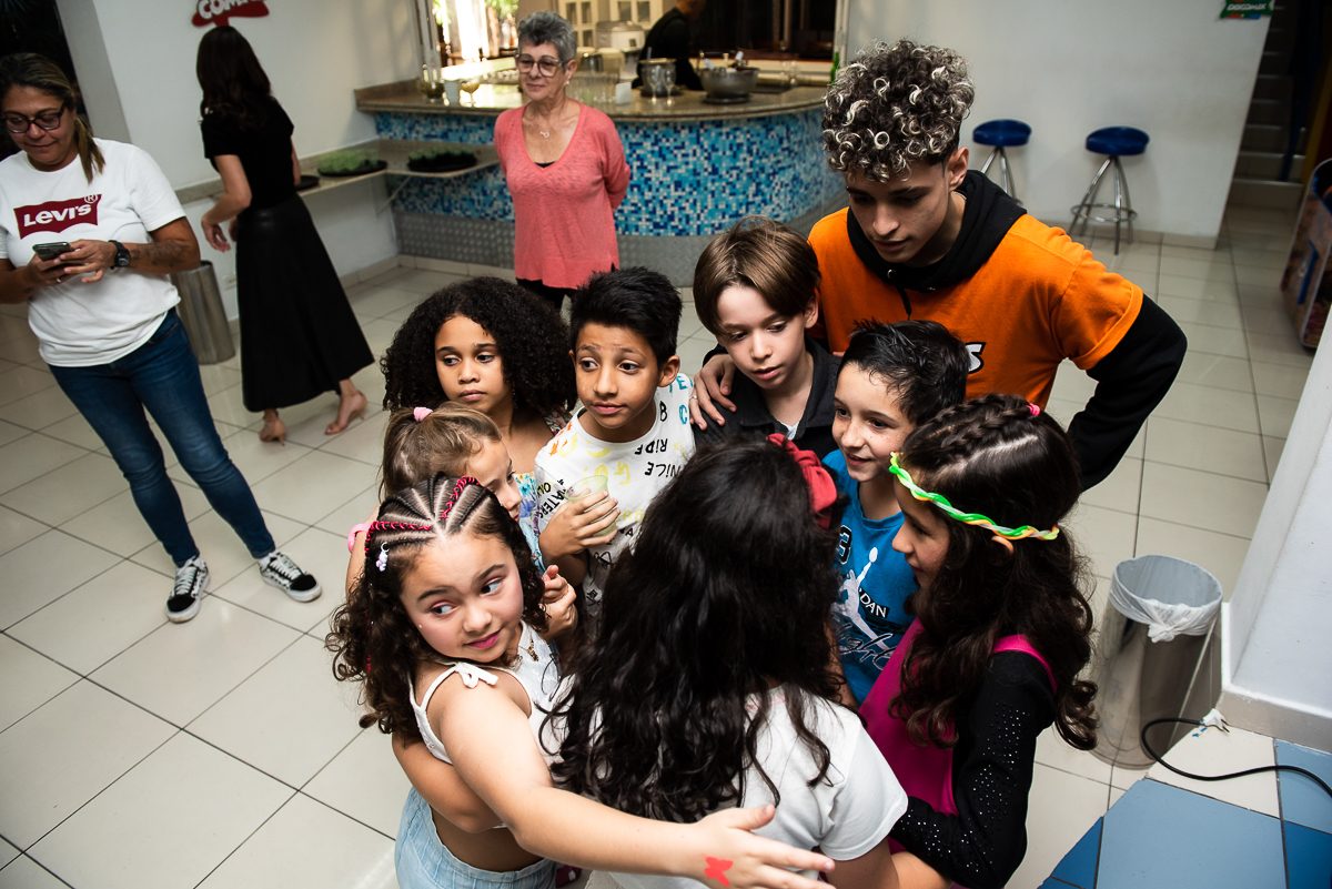 crianças se abraçando e comemorando