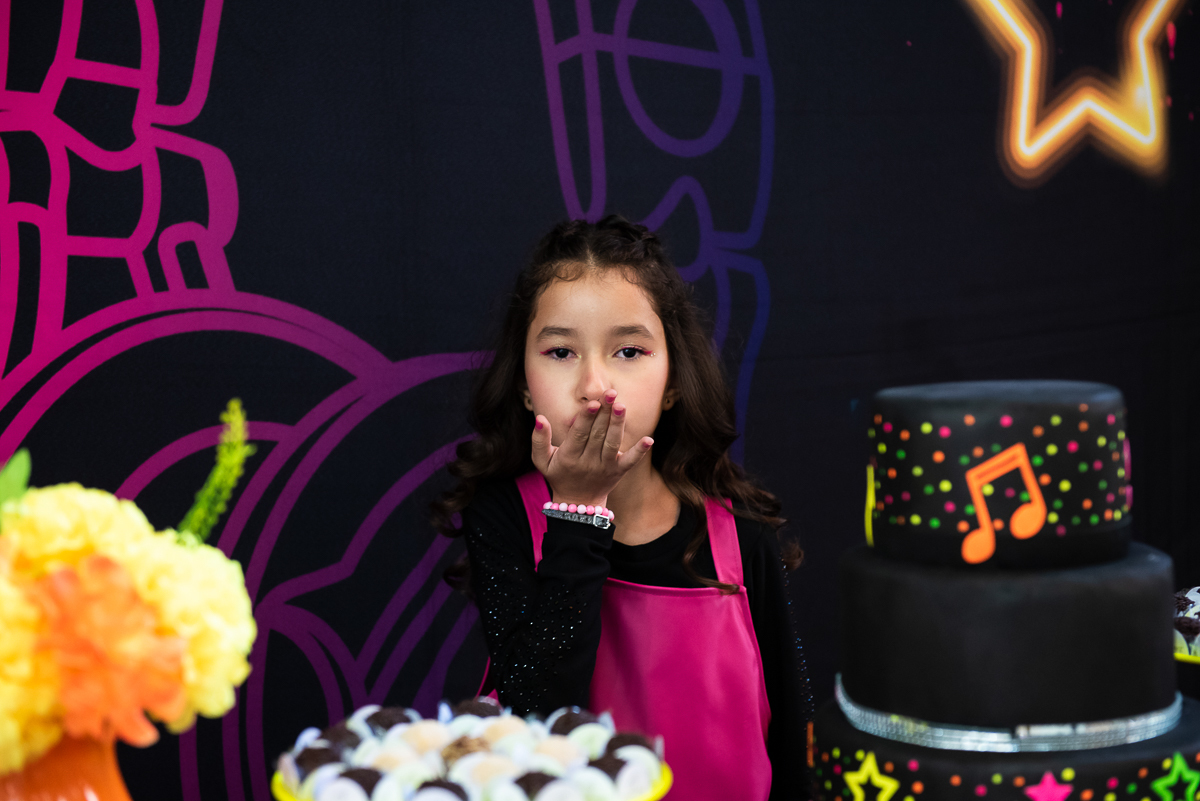 menina mandando beijinho