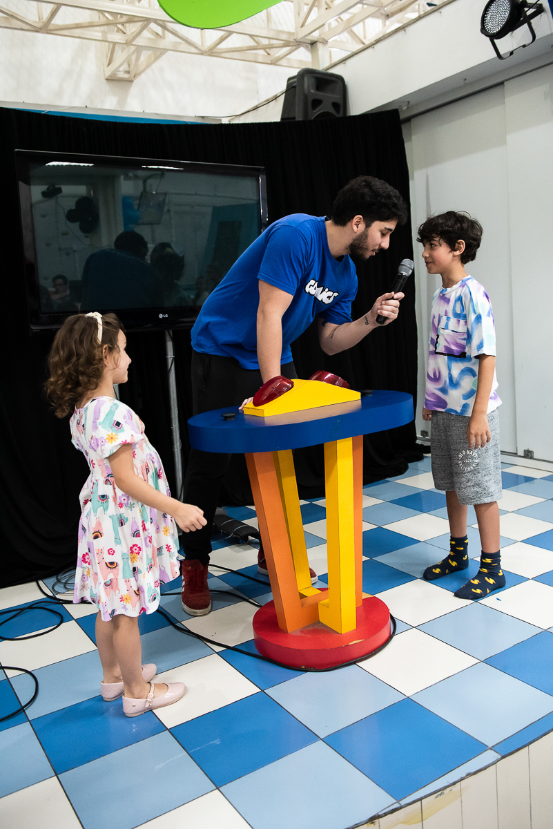 mais crianças disputando quem aperta primeiro o botão