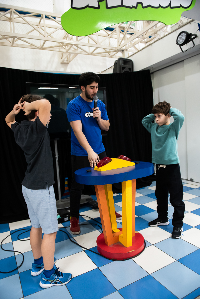 dois meninos disputando quem aperta primeiro o botão