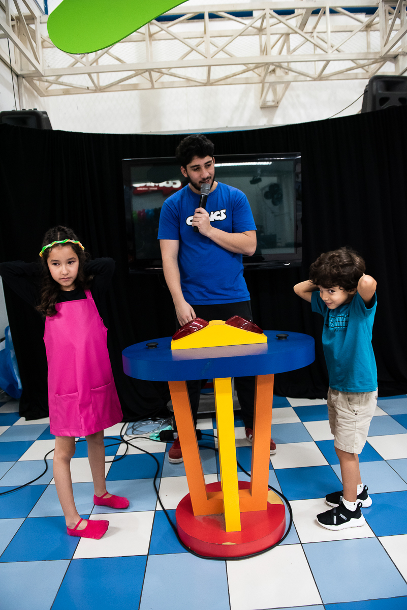 a aniversariante entrou na disputa de quem aperta primeiro o botão vermelho