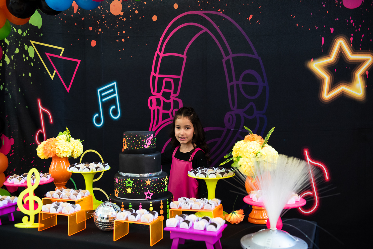 linda fotografia na mesa de parabéns neon