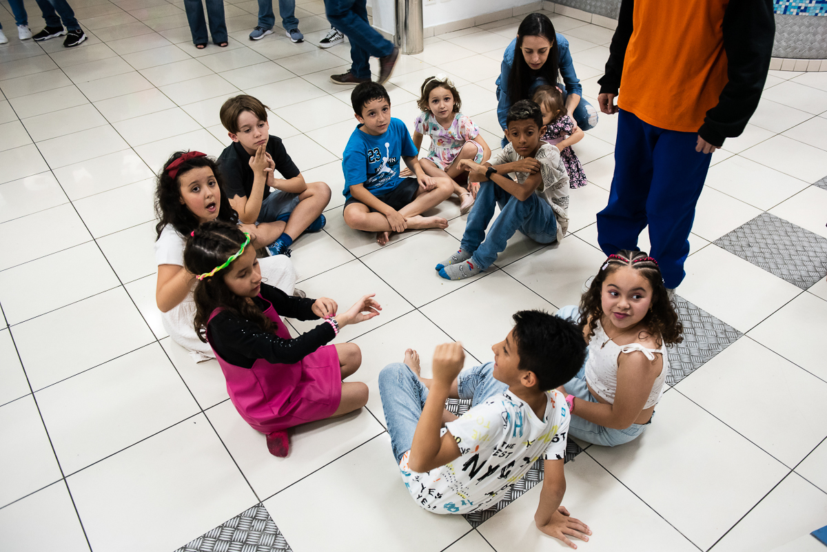 crianças sentadas se divertindo