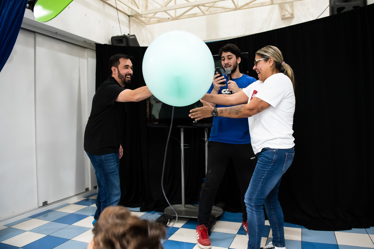 disputa da bexiga gigante entre os adultos