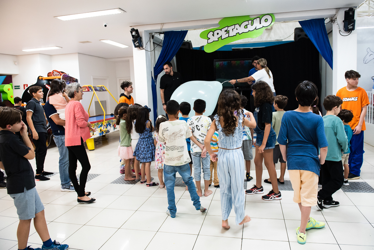 todos esperando quem vai estourar primeiro o balão azul