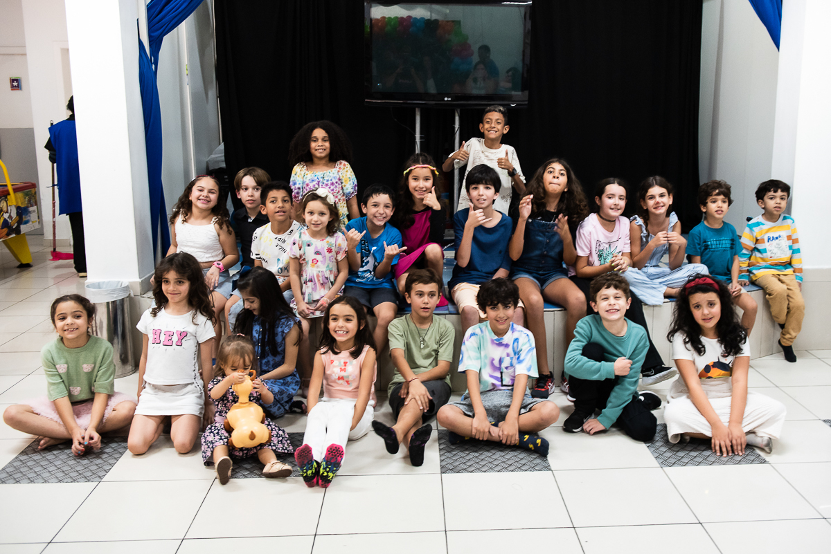 crianças todas reunidas para as fotos