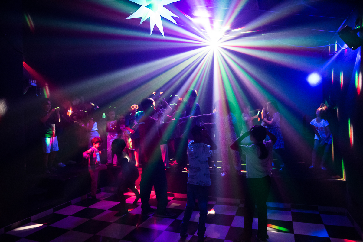 crianças se divertindo na discoteca