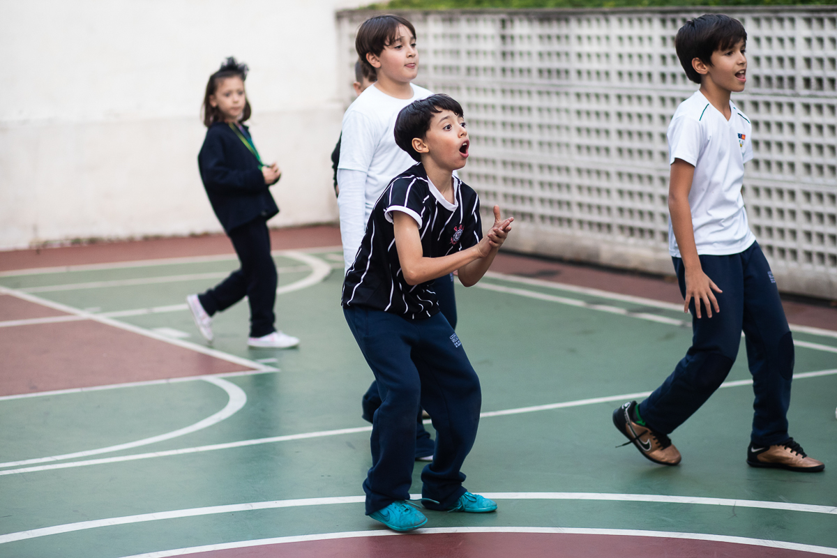 meninos animados com o jogo