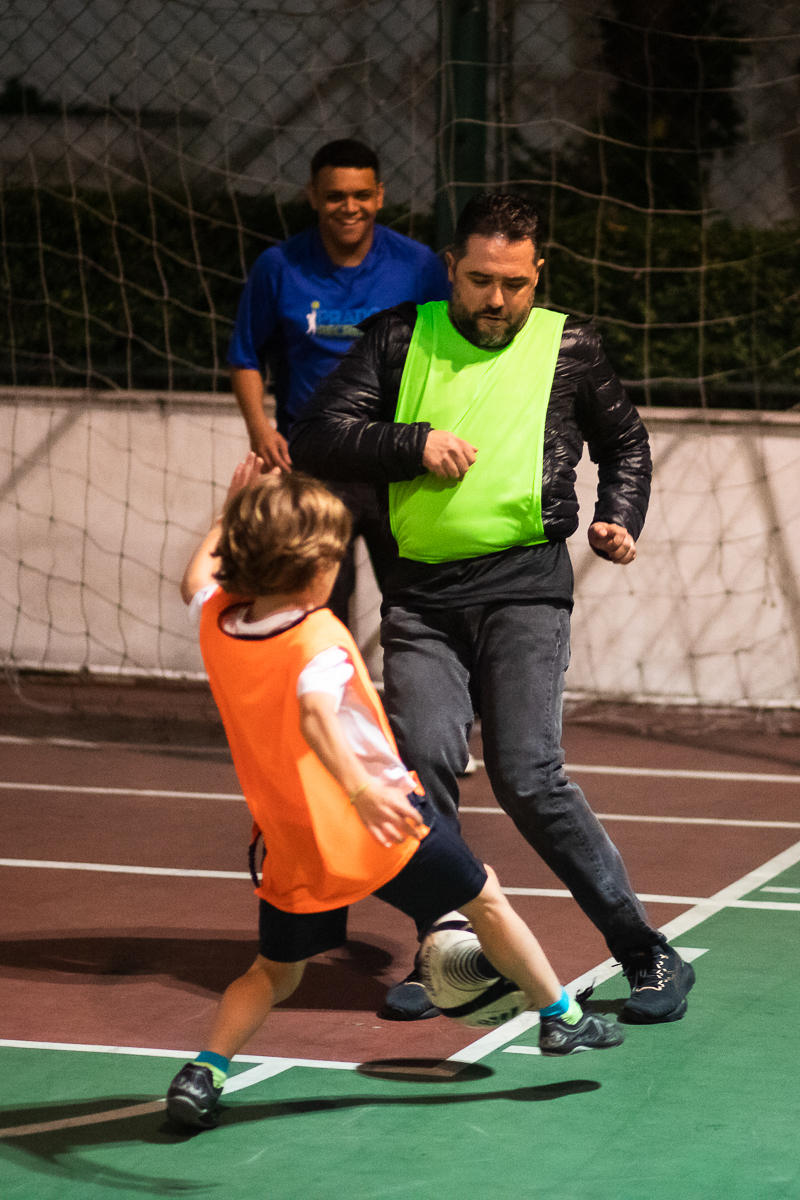papai e criança disputando a bola