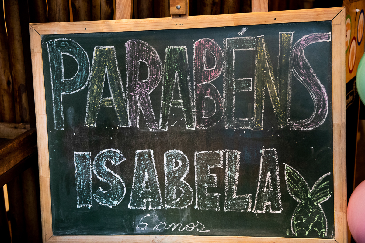lousa com o nome da Isabela, que fez 6 anos