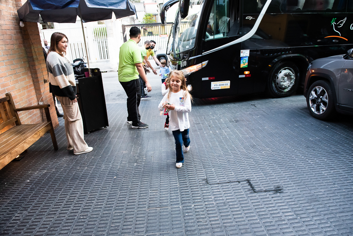 a aniversariante descendo do ônibus