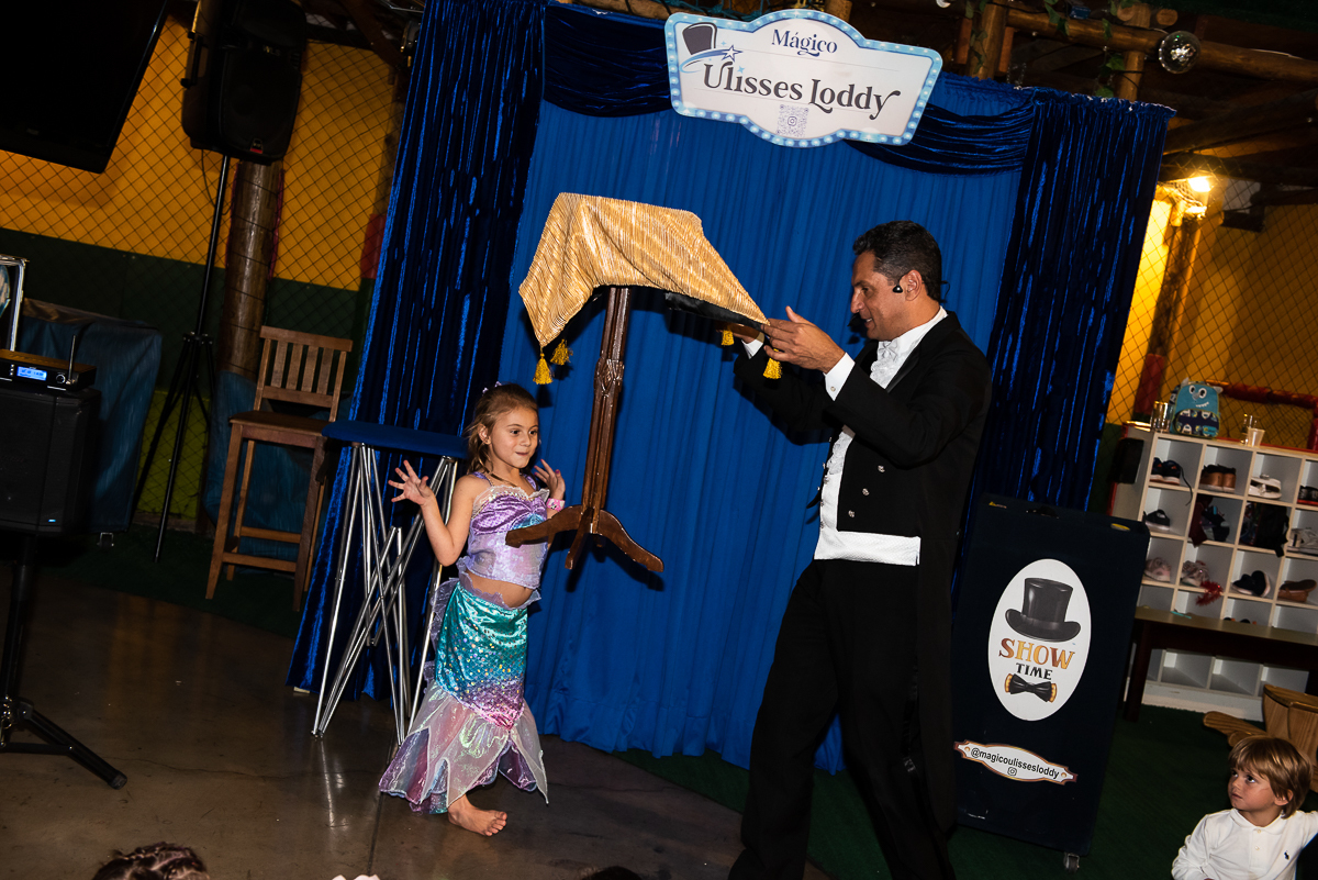 Mágico Ulisses Loddy fazendo a mesinha flutuar