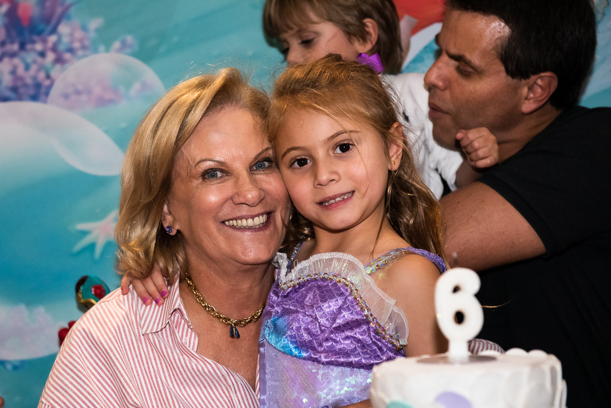 a vovó abraçando a netinha que completou 6 aninhos