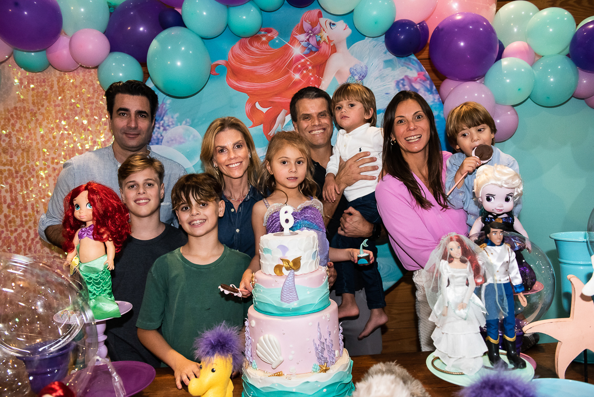 o titio, a titia e os priminhos também chegaram para fazer fotografia na frente da mesa de parabéns