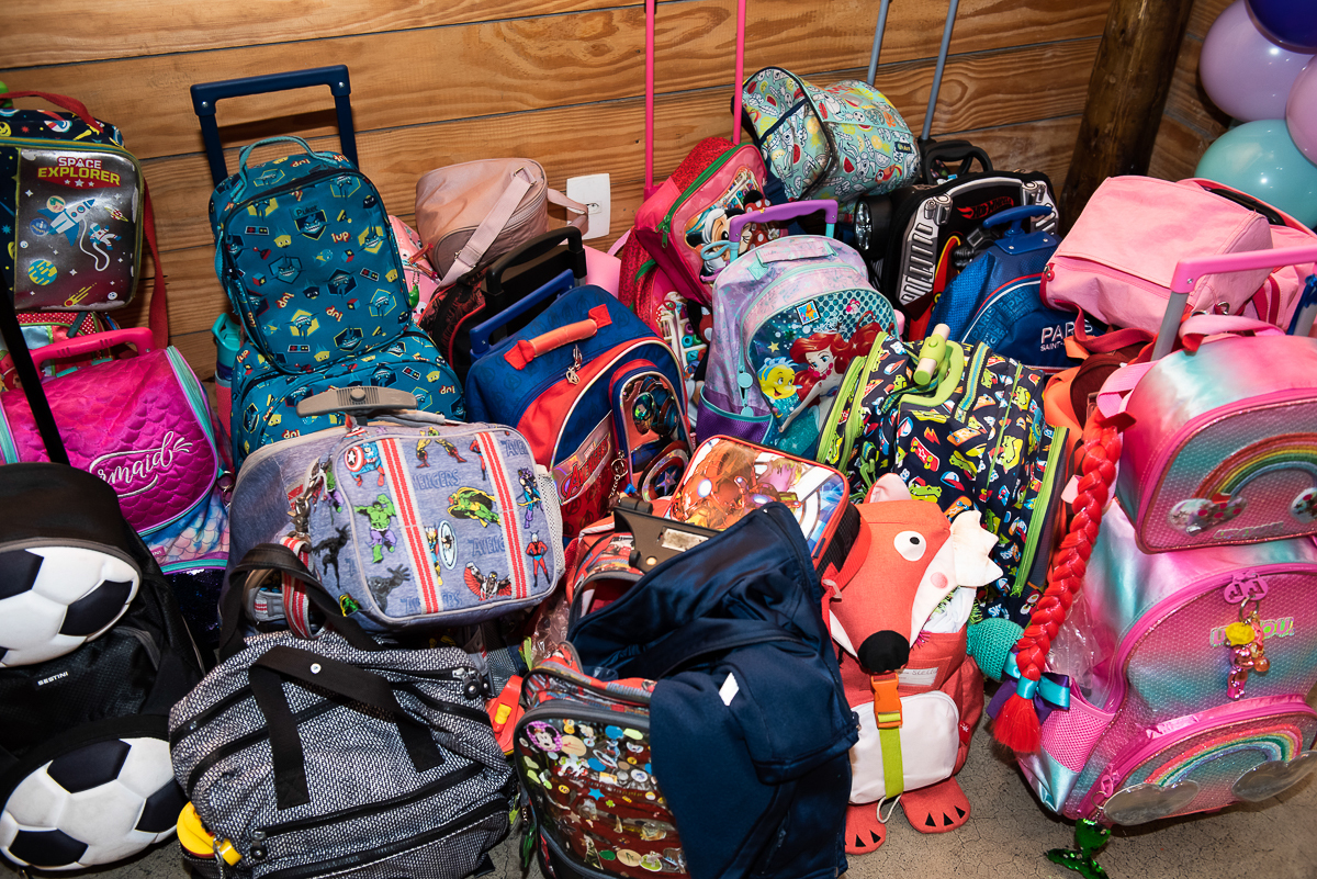 foto final com as mochilas escolares dos amiguinhos convidados para a festa da Isabela