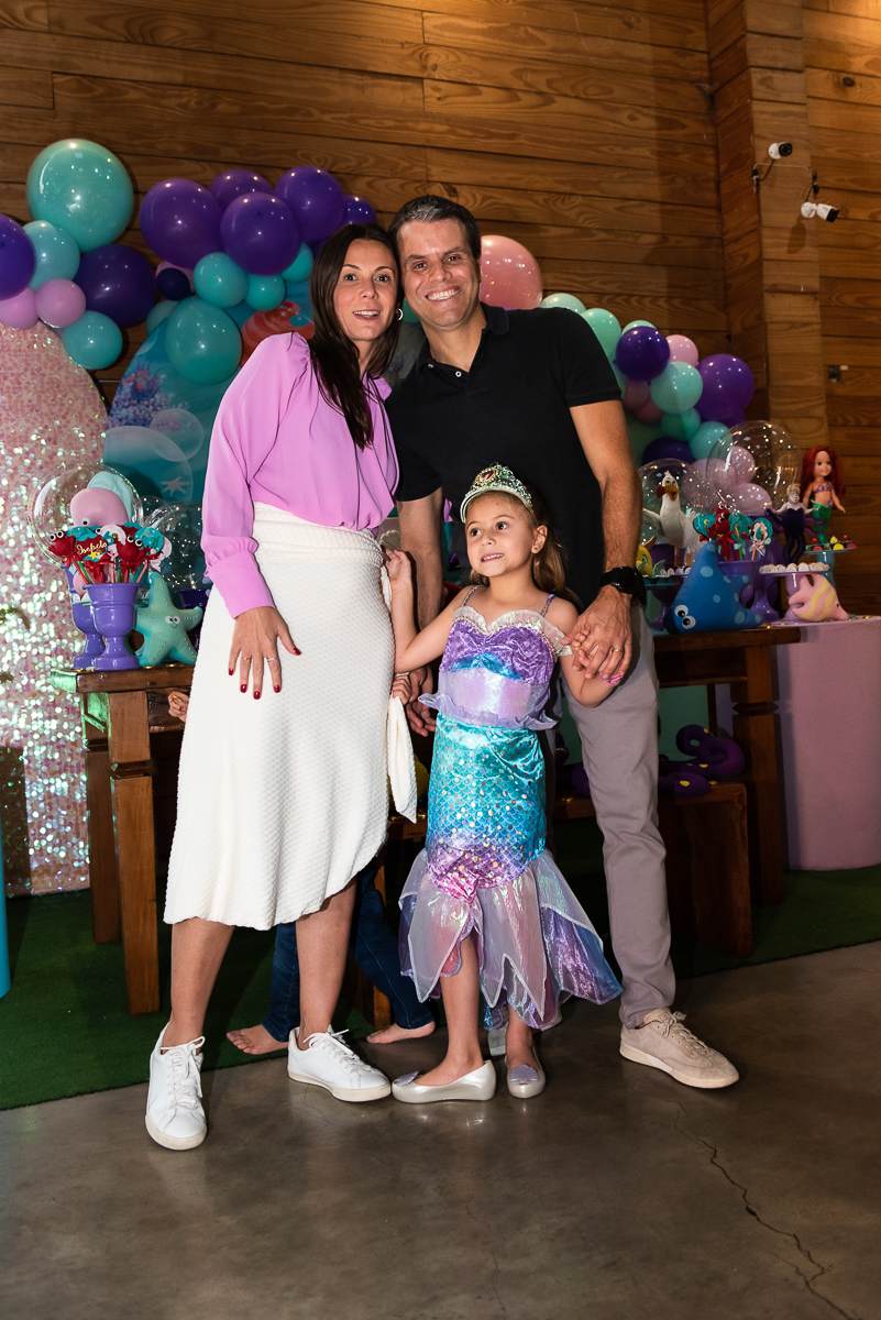 Papai e Mamãe com a aniversariante vestida de pequena sereia