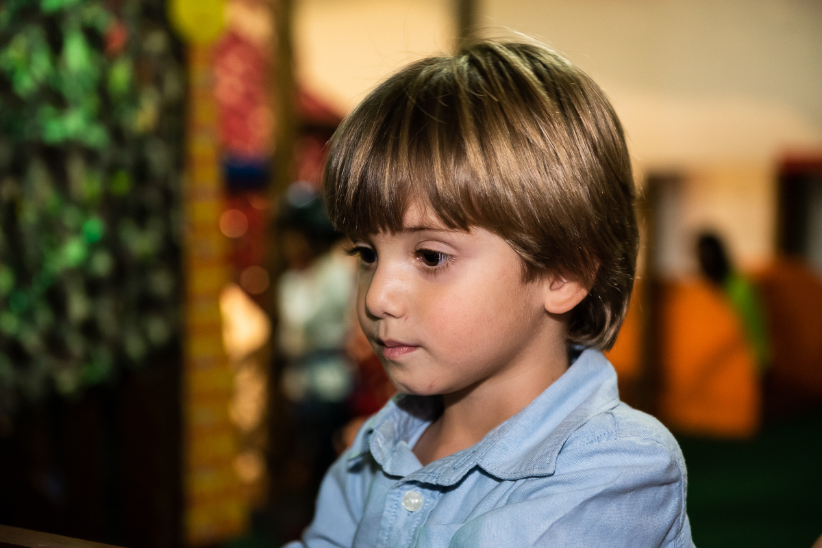 lindo menino aproveitando a festa