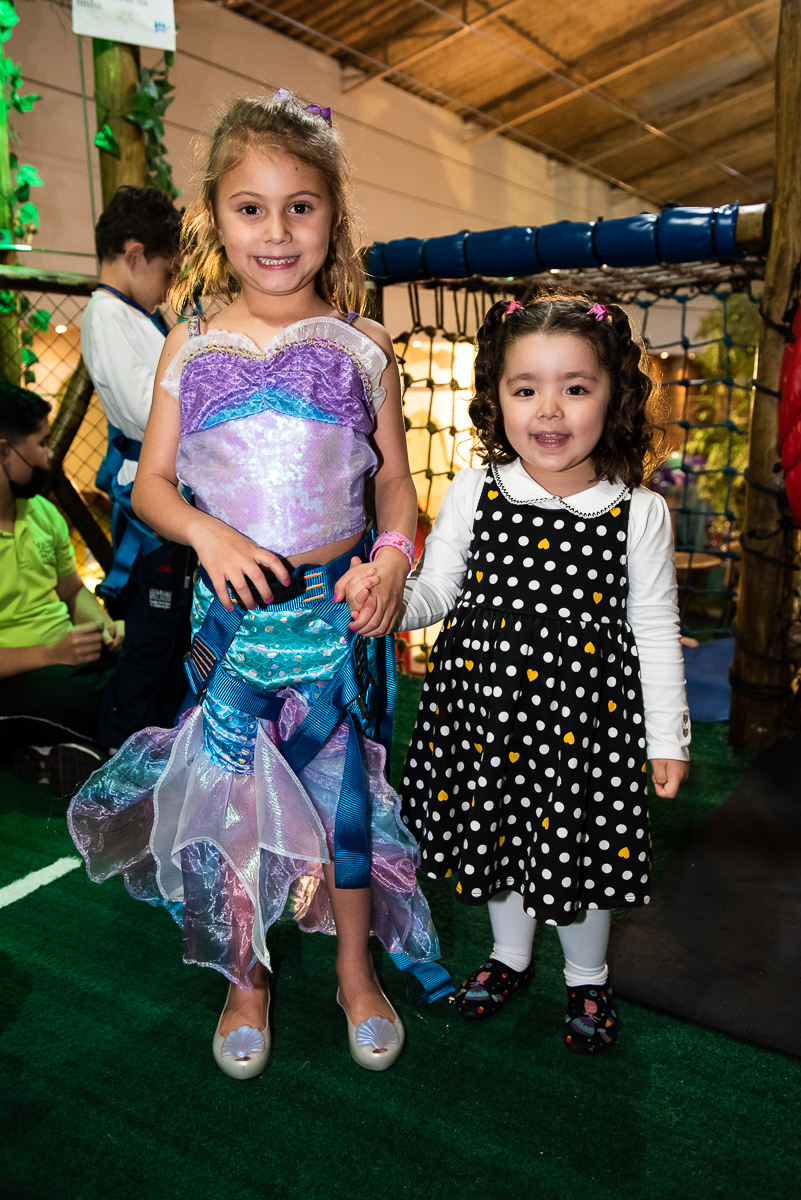 meninas curtindo a festa