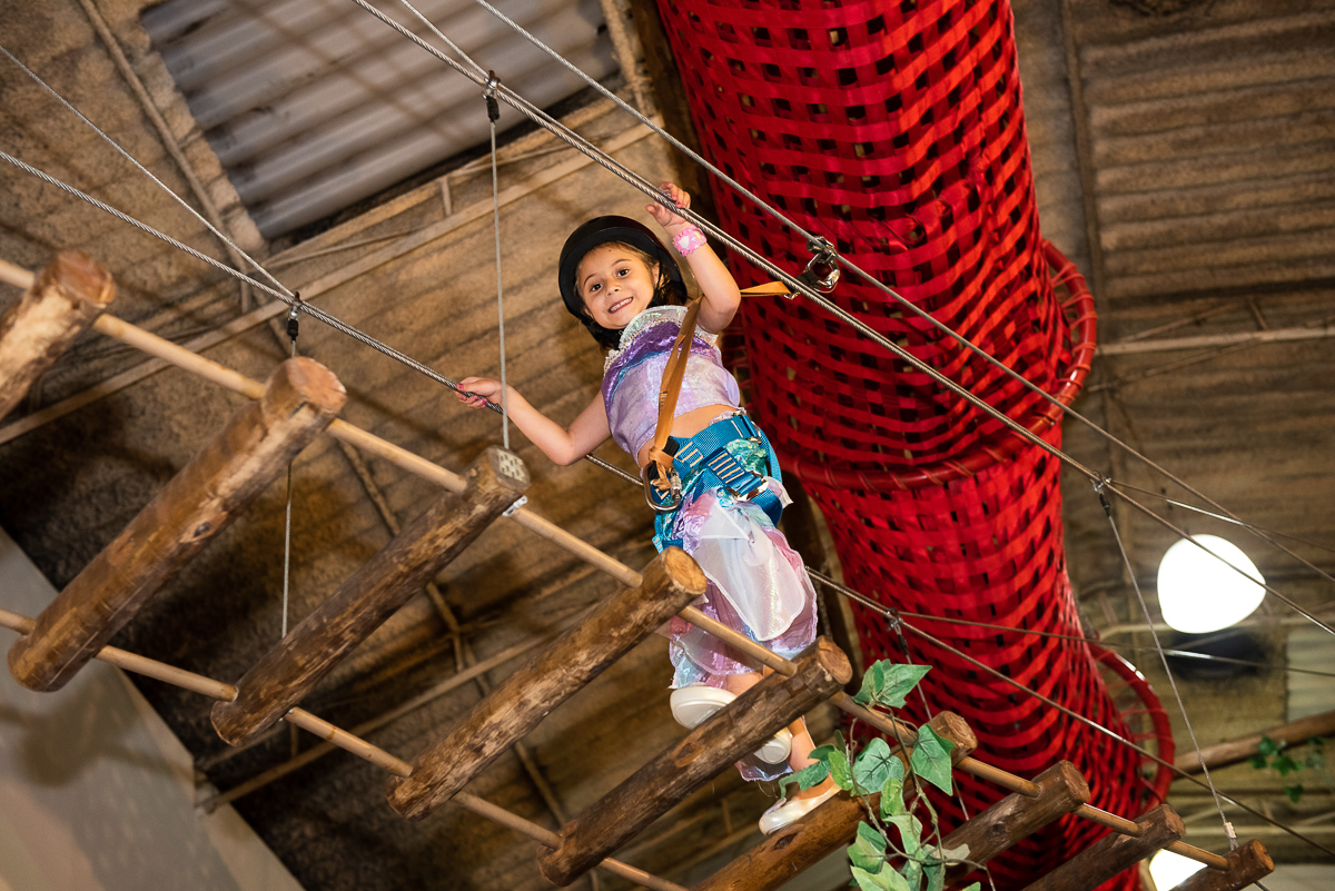 a aniversariante curtindo a escada suspensa do buffet Espaço Puzzle