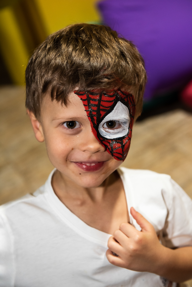 lindo menino com pintura de homem aranha no rosto
