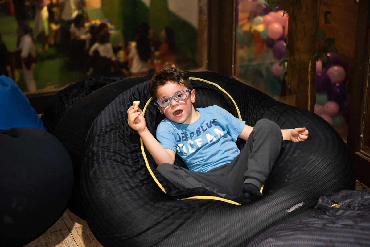 menino sentado esperando o show