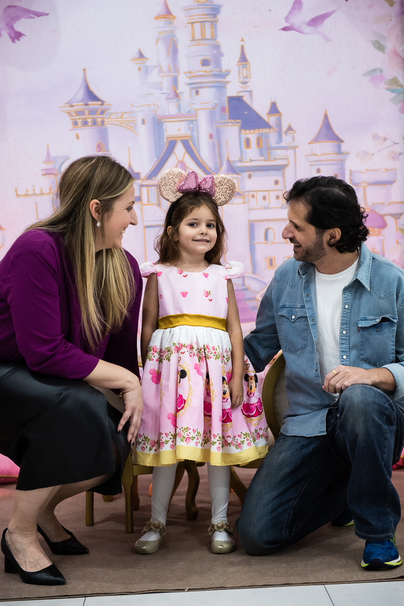 mamãe e papai admirando a filhinha