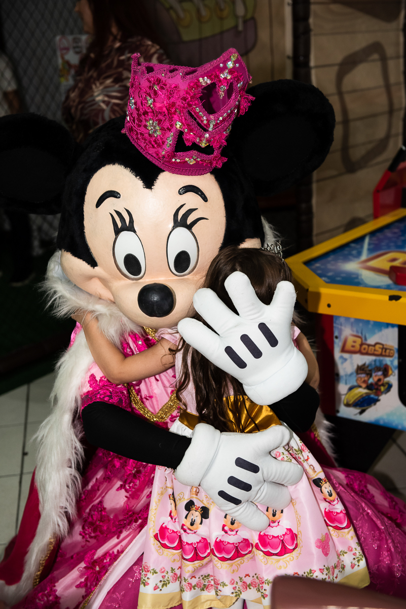 Minnie se despedindo da aniversariante