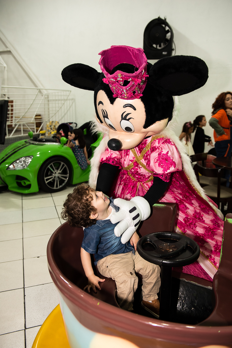 Minnie se despedindo do irmão da aniversariante