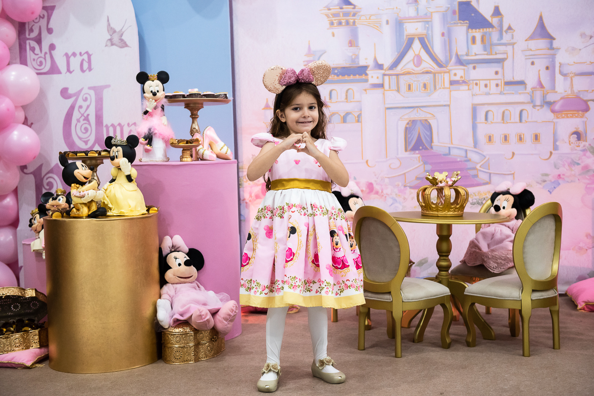 Linda menina fazendo coraçãozinho
